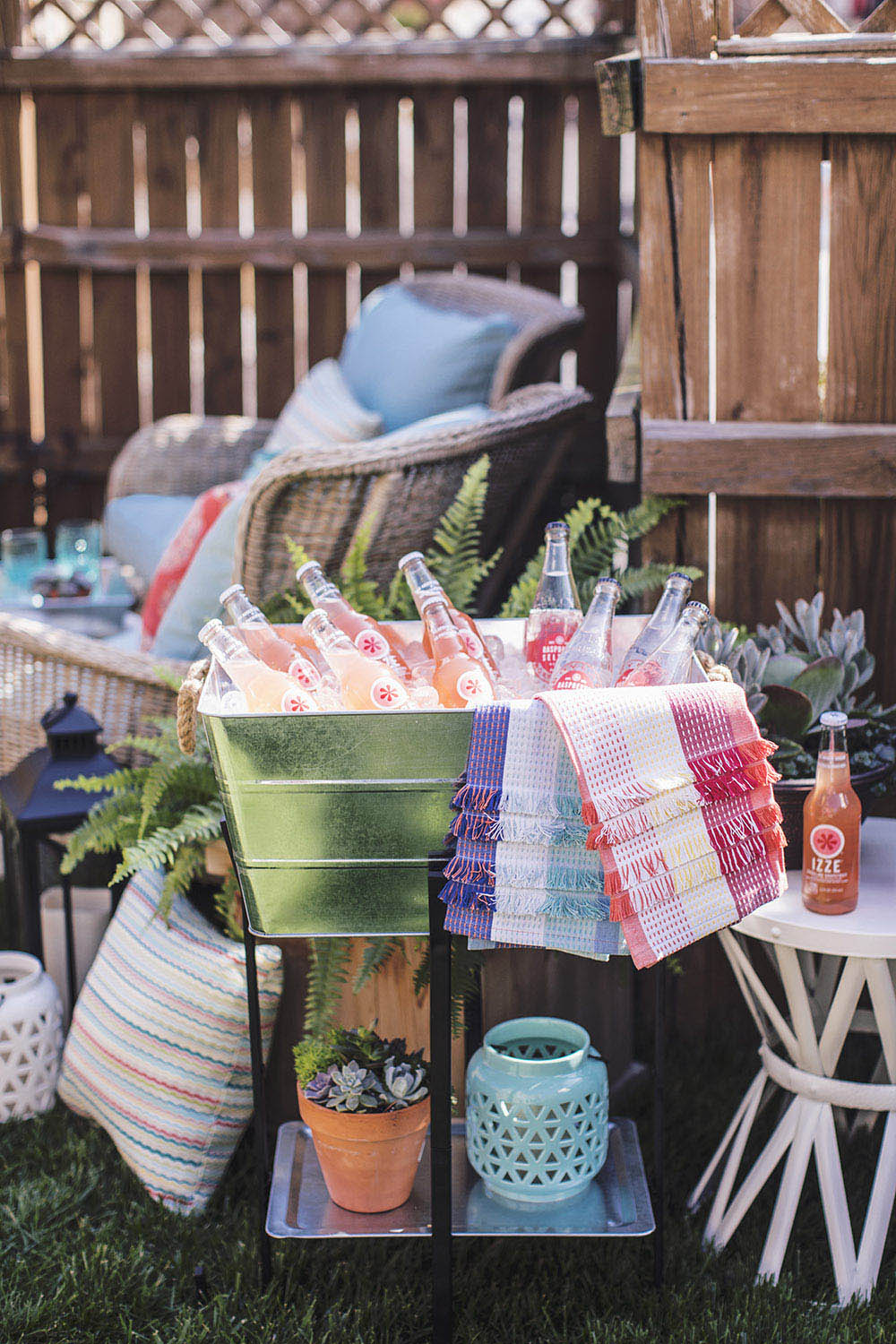 https://contentgrid.homedepot-static.com/hdus/en_US/DTCCOMNEW/Articles/spring-outdoor-decoration-ideas-for-your-patio-image-29.jpg