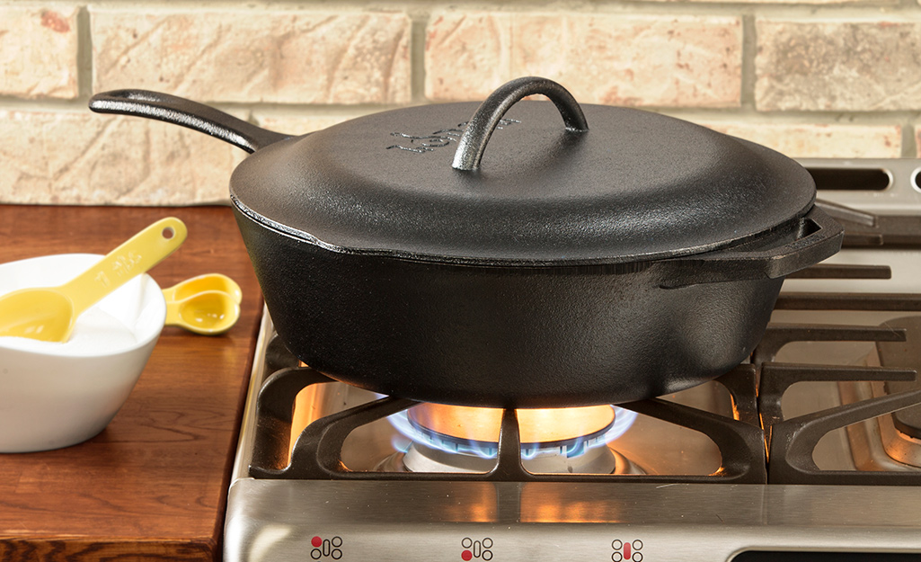 https://contentgrid.homedepot-static.com/hdus/en_US/DTCCOMNEW/Articles/the-best-cast-iron-skillets-for-your-kitchen-2022-section-1.jpg