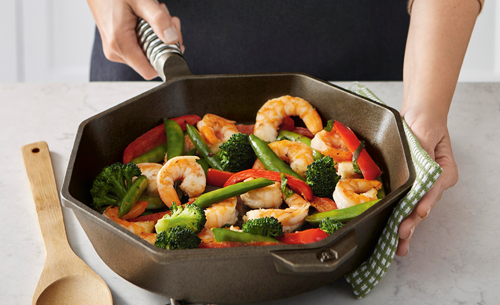 https://contentgrid.homedepot-static.com/hdus/en_US/DTCCOMNEW/Articles/the-best-cast-iron-skillets-for-your-kitchen-2022-section-4.jpg