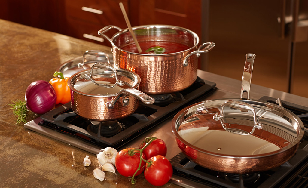 https://contentgrid.homedepot-static.com/hdus/en_US/DTCCOMNEW/Articles/the-best-cookware-sets-for-busy-kitchens-2022-section-8.jpg