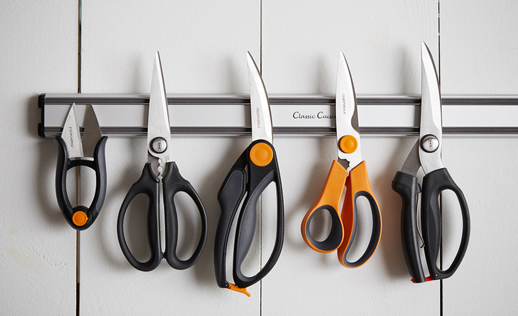 https://contentgrid.homedepot-static.com/hdus/en_US/DTCCOMNEW/Articles/the-best-kitchen-shears-for-all-of-your-cooking-needs-2022-section-3.jpg