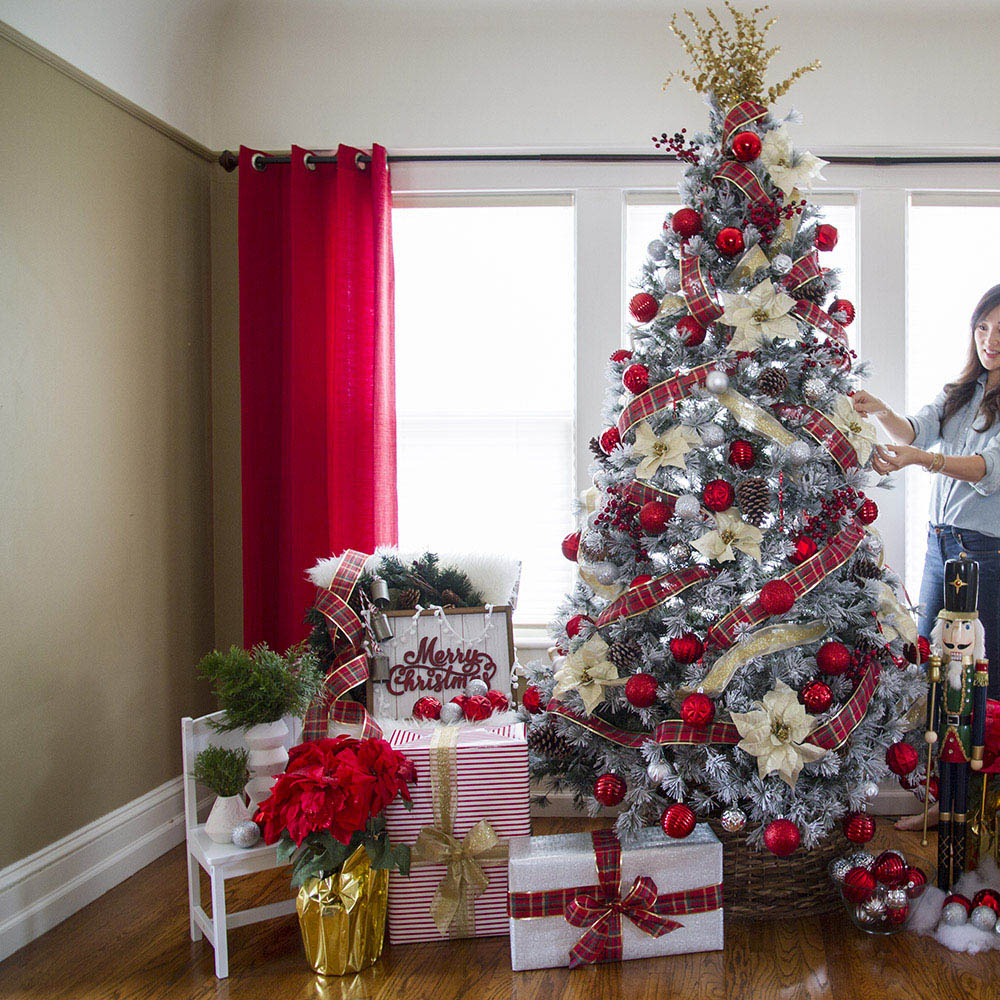 21+ Beautiful and Festive Christmas Tree Decorating Ideas