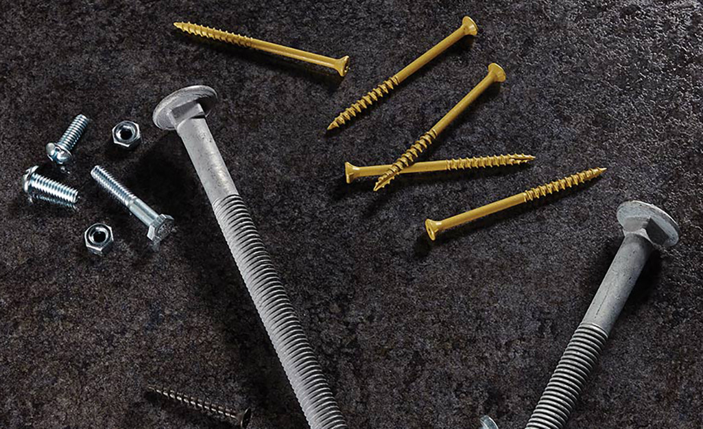 Different types of screws are arranged on a surface.