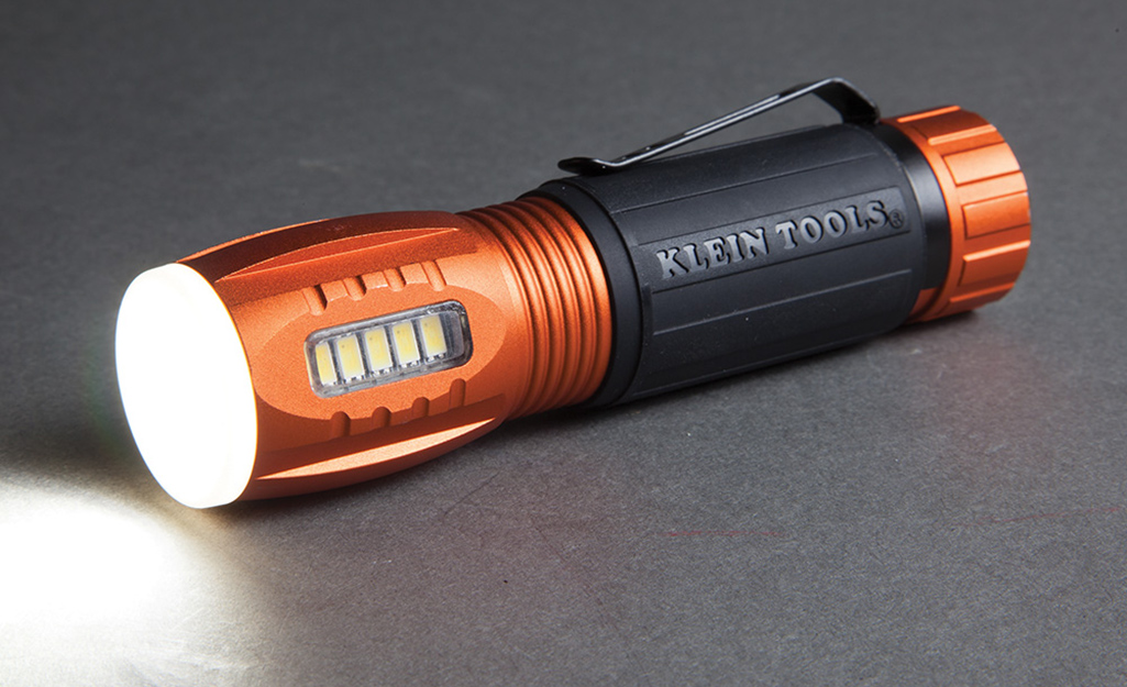 https://contentgrid.homedepot-static.com/hdus/en_US/DTCCOMNEW/Articles/types-of-flashlights-section-3.jpg