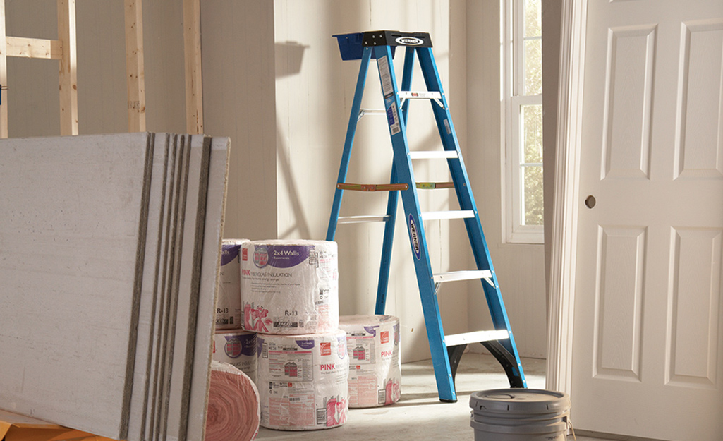 A blue aluminum step ladder.