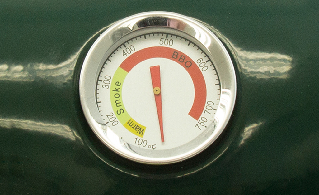 A build-in thermometer measures the heat inside a smoker.