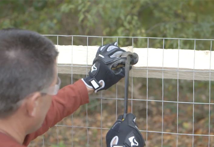 Staple mesh post top rail - Building Wire Fence Staple mesh post top rail - Building Wire Fence