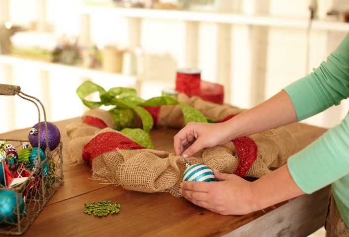 Decorate burlap - Make Burlap Wreath Decorate burlap - Make Burlap Wreath