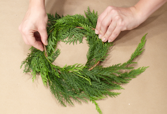 Place cedar branches stand - Unique Ways Decorate Ornaments Place cedar branches stand - Unique Ways Decorate Ornaments