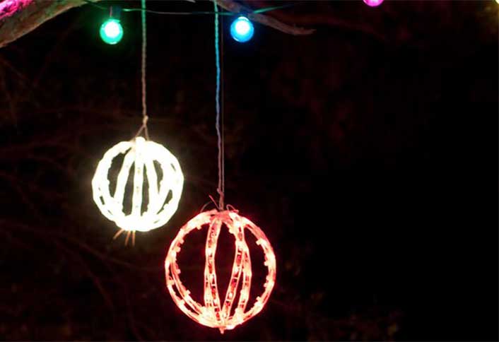 Hang lights vertically - Decorate With Christmas Lights Hang lights vertically - Decorate With Christmas Lights
