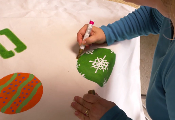Paint ornaments - Make Holiday Photo Booth Paint ornaments - Make Holiday Photo Booth