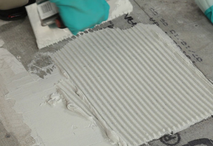 Make uniform ridges - Laying Floor Tiles Make uniform ridges - Laying Floor Tiles