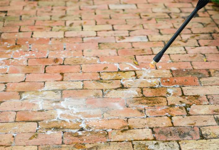 Apply detergent - How to Clean Brickwork Apply detergent - How to Clean Brickwork