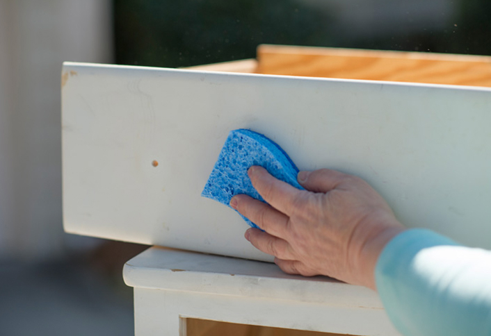 Preparing base & wall apply base coat - Sponge Painting your Walls Preparing base & wall apply base coat - Sponge Painting your Walls
