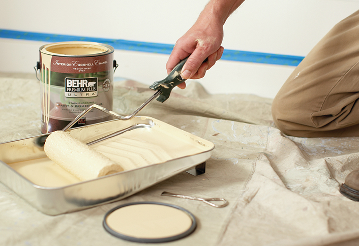 Dampen the roller - Painting Ceilings Dampen the roller - Painting Ceilings