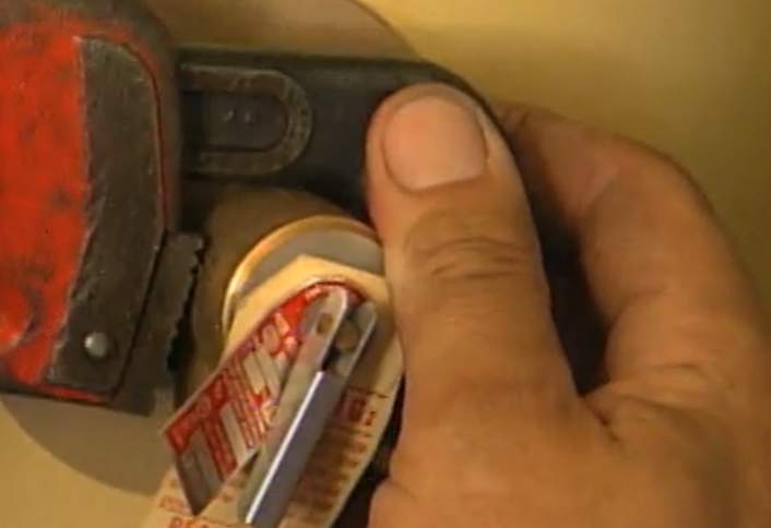 Attach valve water heater - Install Pressure Relief Valve Attach valve water heater - Install Pressure Relief Valve