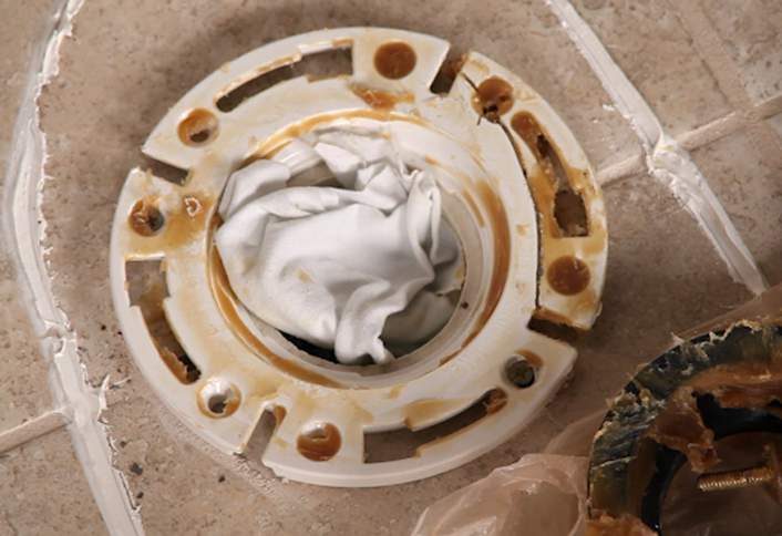 Cover drain hole - Remove a Toilet Cover drain hole - Remove a Toilet