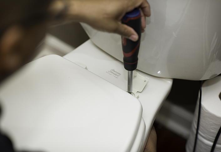 Fix a loose toilet seat - Minor Adjustments Your Toilet Fix a loose toilet seat - Minor Adjustments Your Toilet