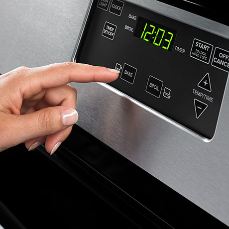 The control panel offers settings for bake and broil, in addition to temperature and time settings.