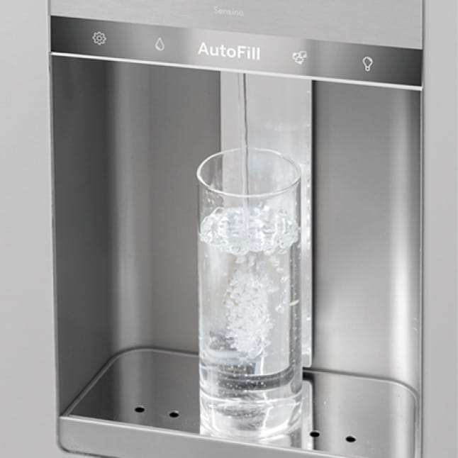 Water fills up a collins glass automatically