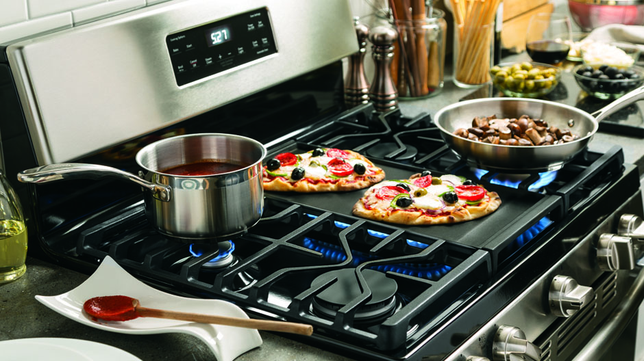 A large cooking surface on the gas stove offers extra room for large pots and pans and lets cookware slide easily from burner to burner.